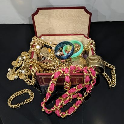Set of costume jewelry, including long necklaces...
