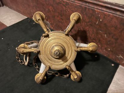 Petit lustre en bronze doré en forme de lampe...