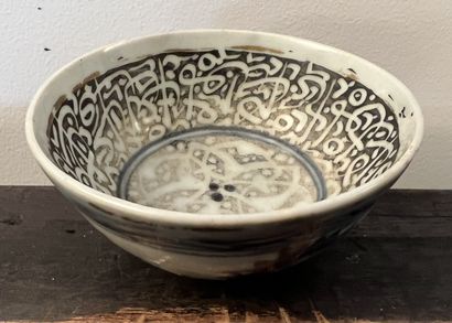 Small bowl on heel in porcelain decorated...