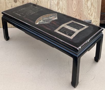 Rectangular coffee table in black lacquer....