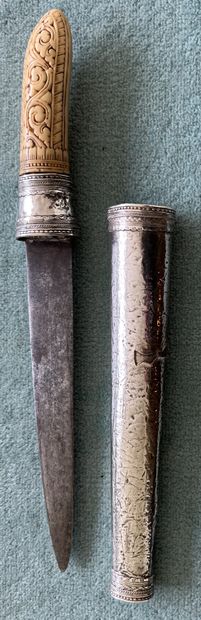 Dagger, the blade with damascened filets,...