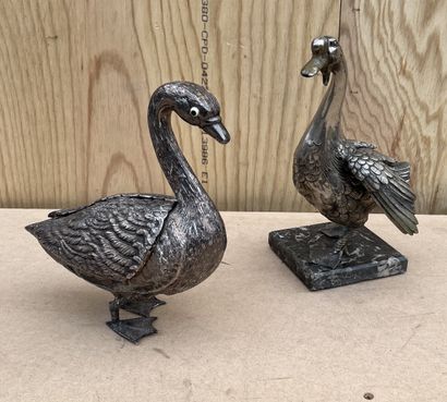 Table duck in silver plated metal, the unfolding...