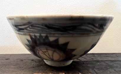 Small bowl on heel in porcelain decorated...