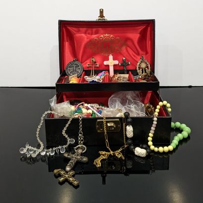 Set of costume jewelry in various materials...