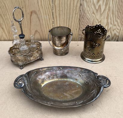 Silver plated metal: oval basket with decoration...