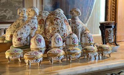 Mannette of porcelain or imitation trinkets:...