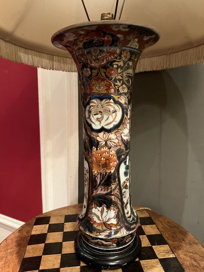 Octagonal porcelain vase with Imari decoration...