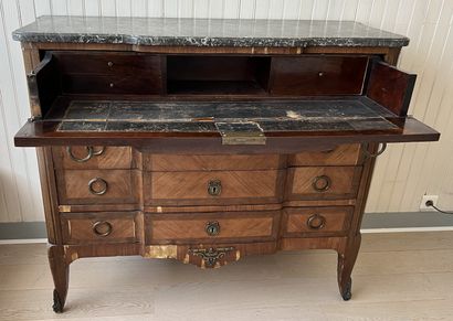 Chest of drawers in veneer inlaid with nets...
