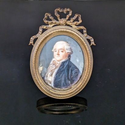 Oval miniature depicting a man in 18th century...