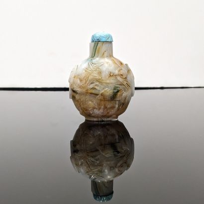 Snuffbox in hard stone like agate, carved...
