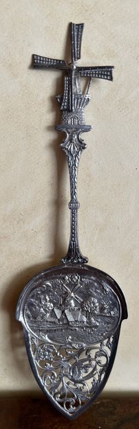 Serving shovel in silver (800), decorated...