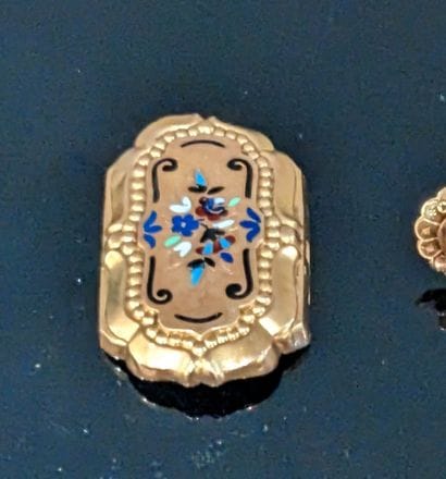 18K (750) yellow gold : old oblong and polylobed...