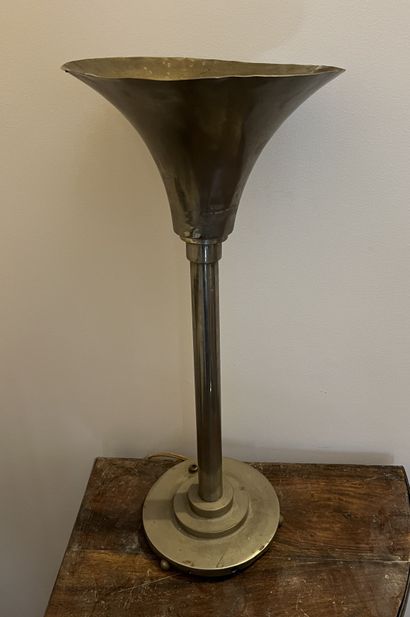 Nickel-plated metal lamp base, the circular...
