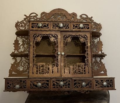 Wall shelf in natural wood with pierced decoration...