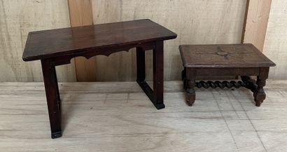 Petit tabouret de pied en bois naturel sculpté,...