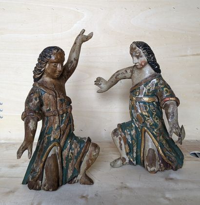 Pair of angels in carved wood and polychrome...