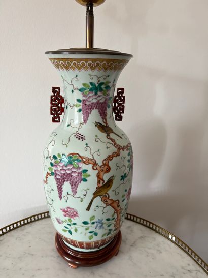 CHINE, vers 1900. Grand vase balustre en...