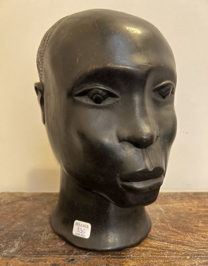 African head in ebony. H. 26 cm.