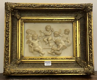 Alabaster plate with decoration in light...