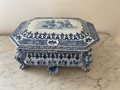 Earthenware box decorated in blue monochrome...