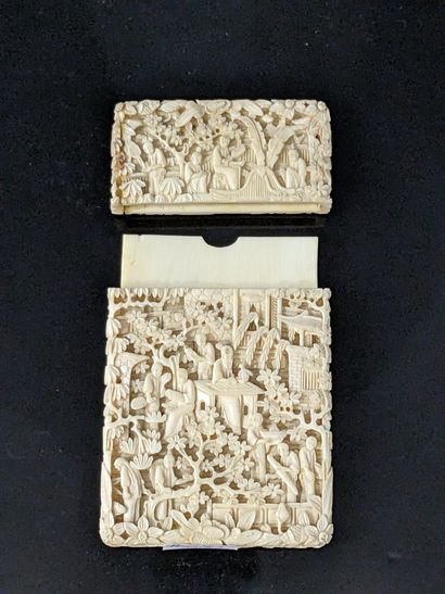 CHINA, late 19th century. Card case in carved...