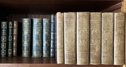Ensemble de livres reliés et brochés : certains...