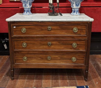 Commode en bois naturel mouluré à trois tiroirs....