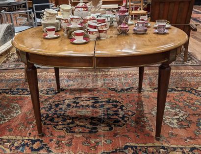 Grande table en acajou, le plateau ovale...