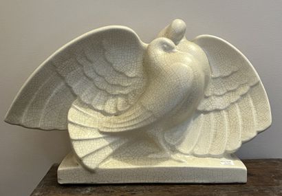 Couple of pigeons in beige glazed earthenware....