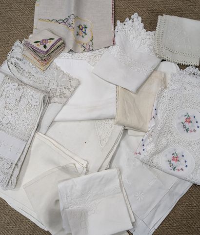 [Household linen] Set including: - a mantelpiece,...