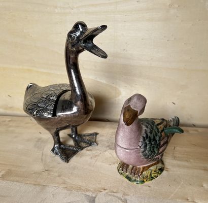 Duck in silver plated bronze forming a box....