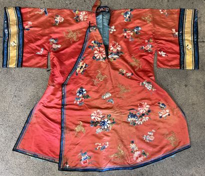 Veste de femme en soie corail brodée de fleurs...