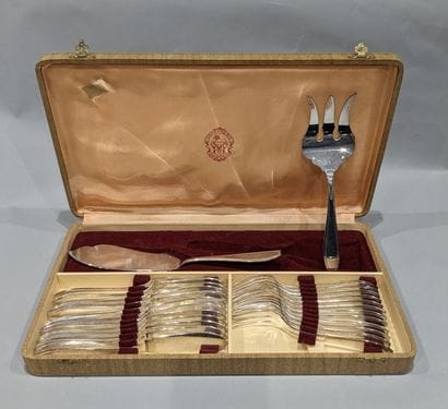Twelve fish cutlery and a service cutlery...