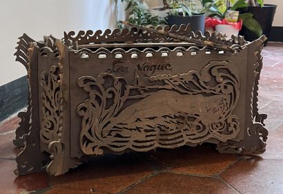 Mail holder in natural wood, with foliage...