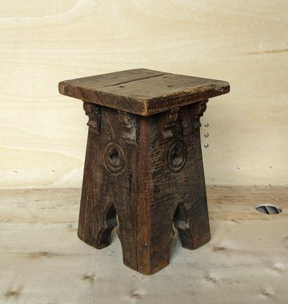 Tabouret en bois naturel, le pied à quatre...