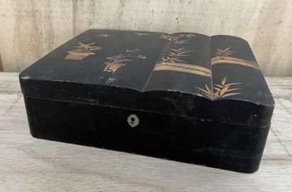Coffret en laque noire, le couvercle mouvementé...