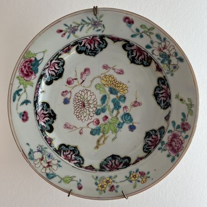CHINE, XVIIIe siècle. Assiette en porcelaine...