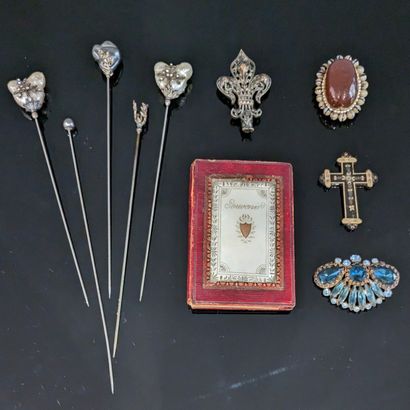 Set : oval brooch in gilt metal decorated...