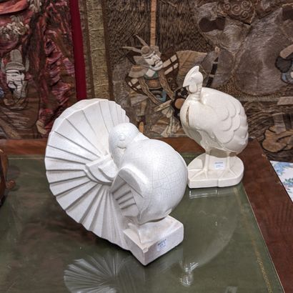 Set in beige glazed earthenware : - pigeon...