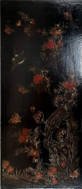 Panneau en bois laqué noir à décor polychrome...