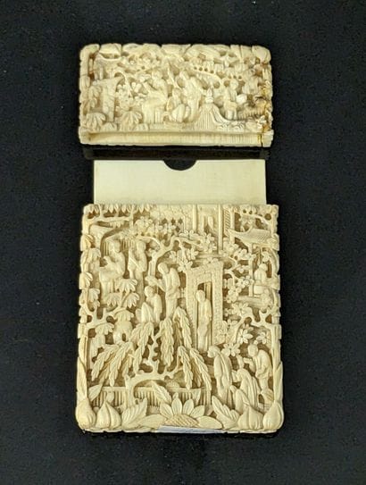 CHINA, late 19th century. Card case in carved...