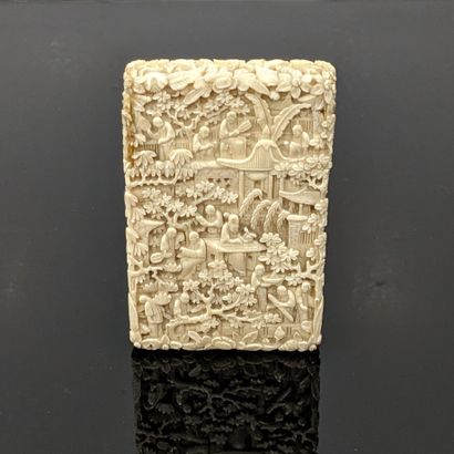 CHINA, late 19th century. Card case in carved...