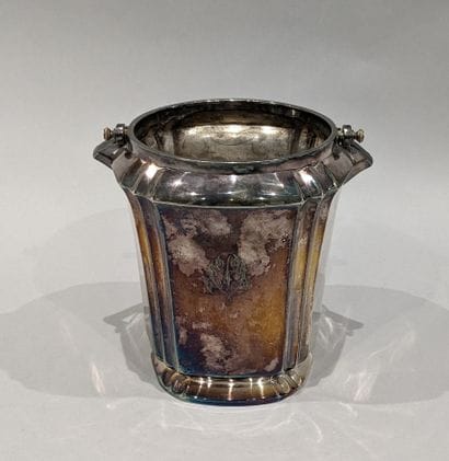 Ice bucket in silver plated metal, the angles...