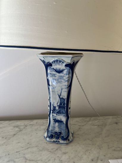DELFT, XXth century. Vase horn in earthenware...
