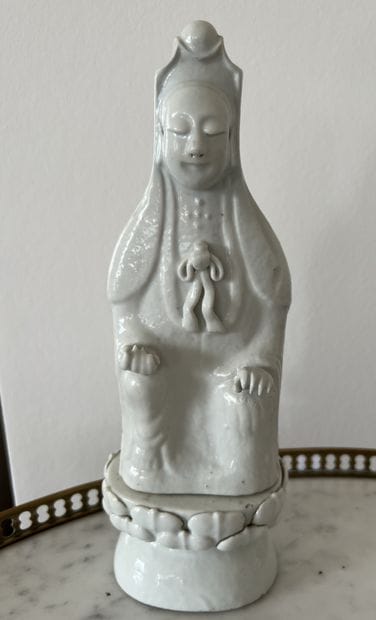 Statuette de Quanyn en porcelaine émaillée...
