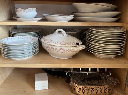 Caisse : partie de service de table en porcelaine...