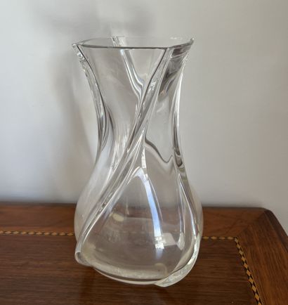 Crystal factory of BACCARAT. Vase in twisted...