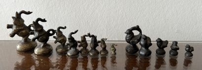 Deux suites de poids en bronze, une figurant...