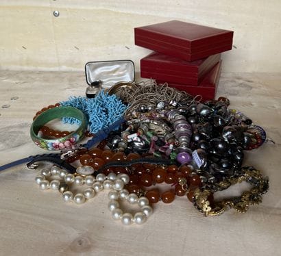 Lot of costume jewelry: necklaces, bracelets,...