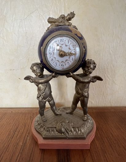 Small clock in porcelain gilded regule, representing...